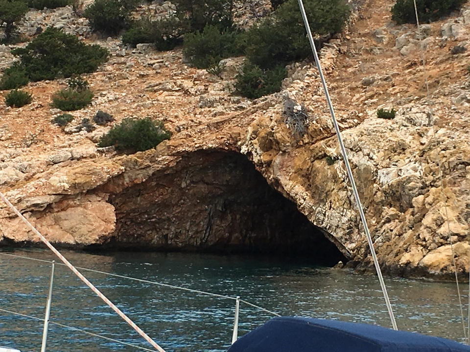 Côte rocheuse avec des formations semblables à des grottes et la mer.