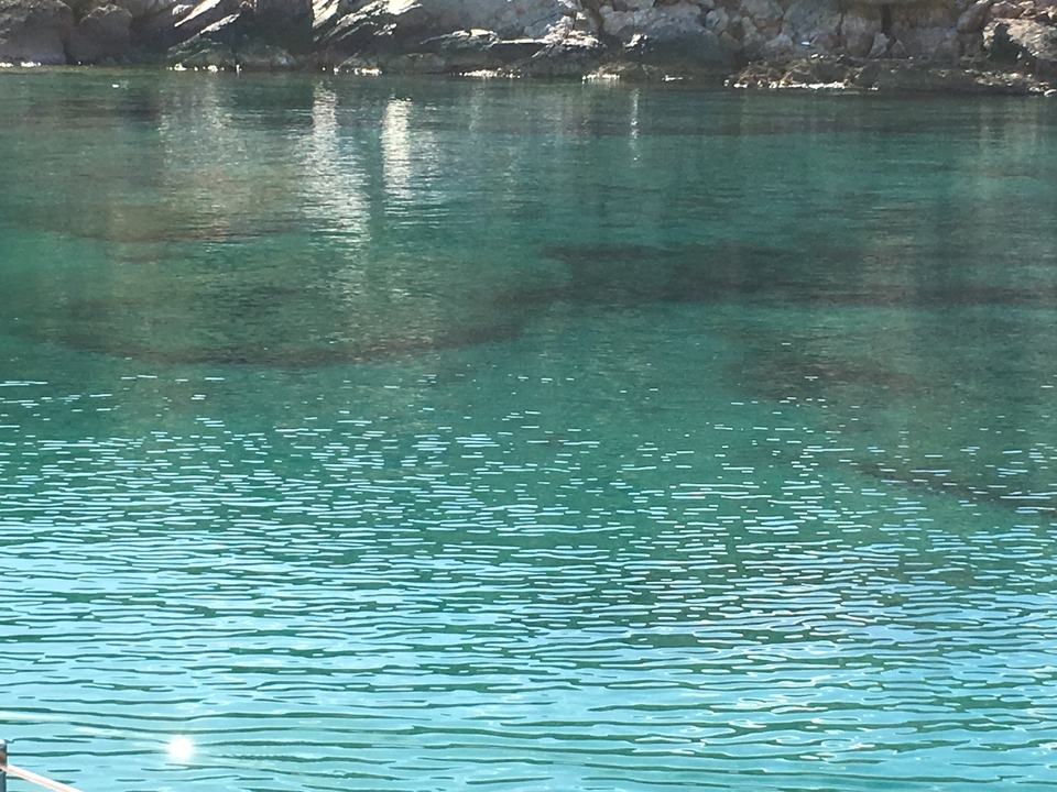 Gros plan d'eau turquoise avec des reflets à la surface.
