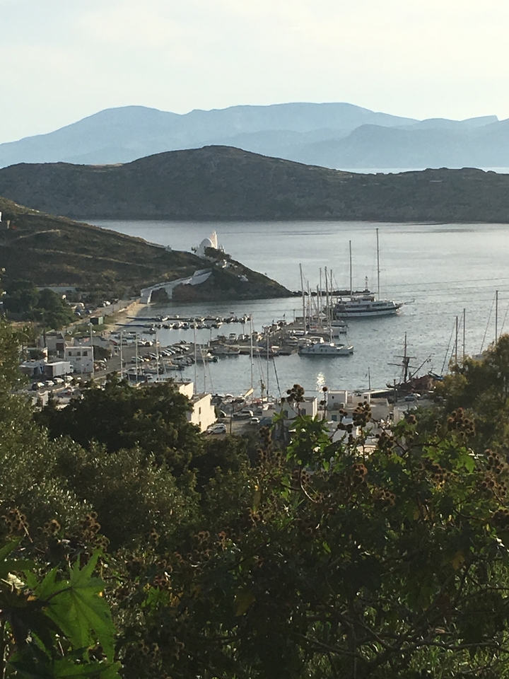 Vue aérienne d'une ville côtière avec un port de plaisance.