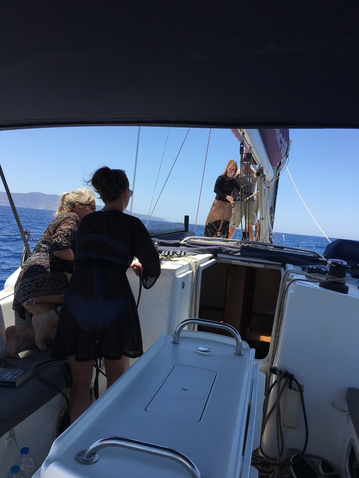 Des gens sur un voilier profitant de la mer ouverte.