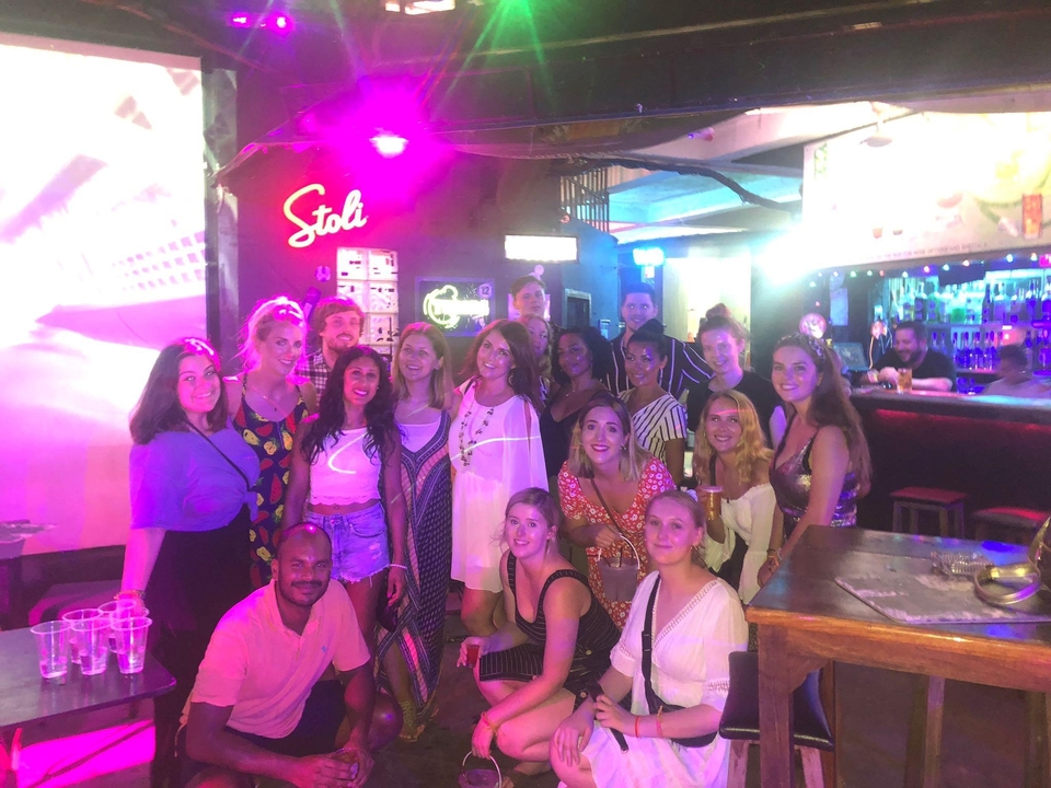 Groupe de personnes profitant d'une ambiance de vie nocturne animée.