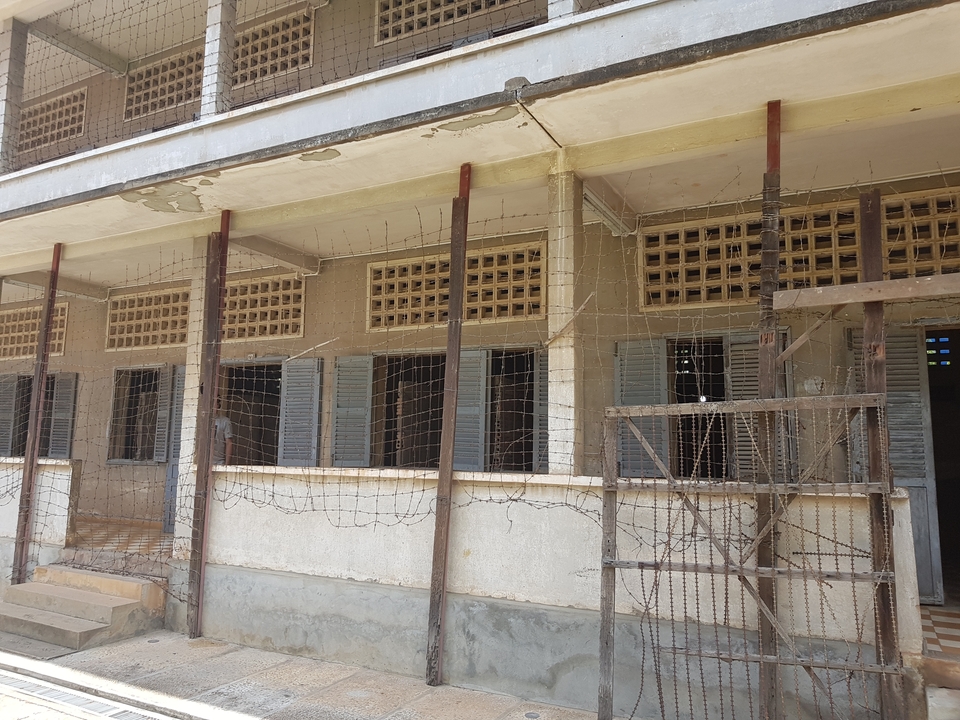 Extérieur d'un bâtiment historique avec des fenêtres à barreaux.