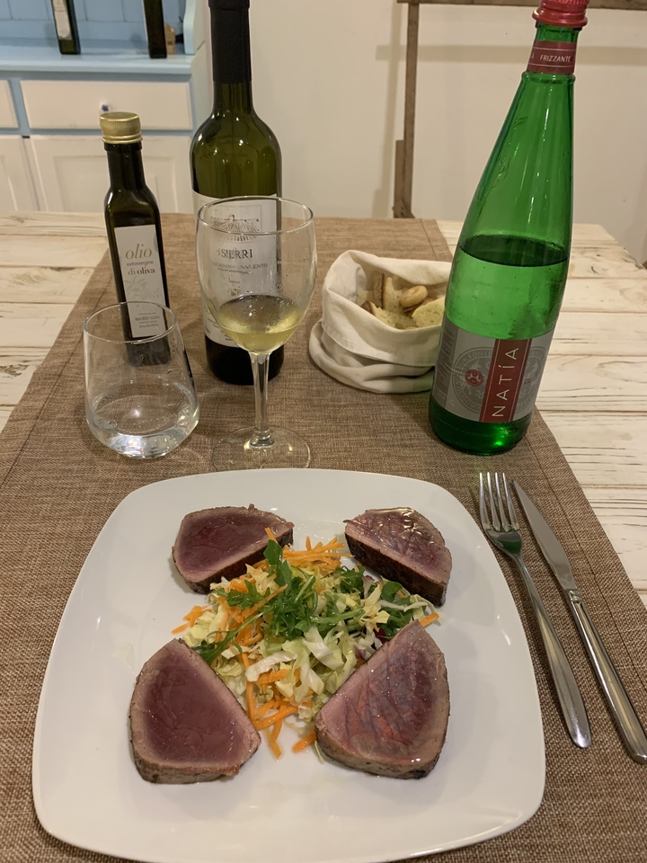 Dressage de table avec tranches de steak de thon et salade.