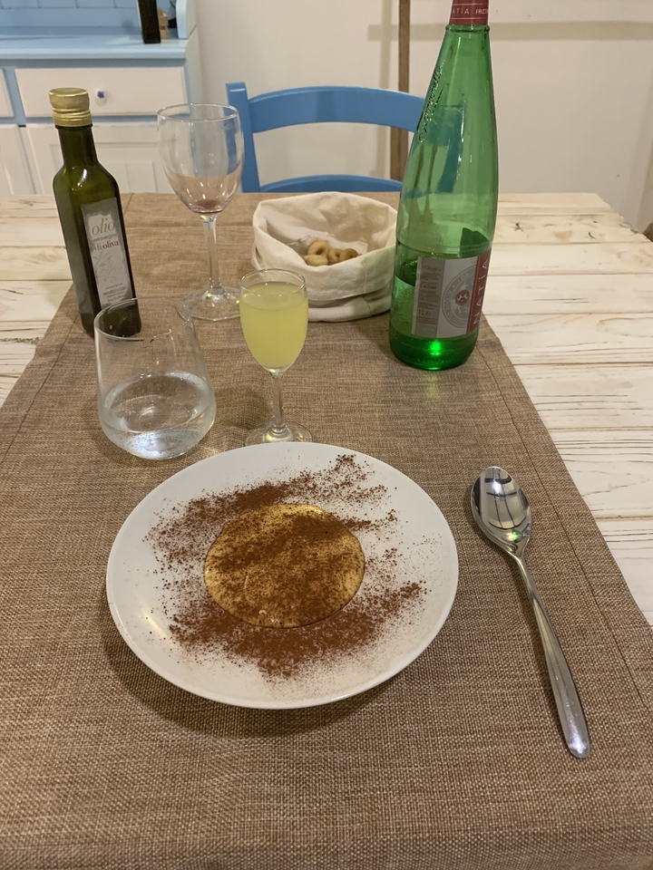 Assiette avec dessert et un verre de limoncello.