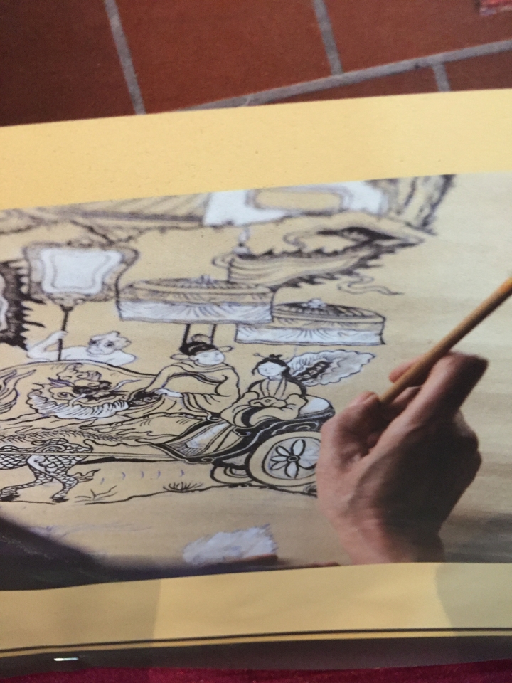 "Œuvre d'art en cours de réalisation, représentant un style traditionnel."
Alternative translation:
"Artwork being painted" could also be translated as "Peinture en cours" or "Œuvre picturale en cours de création" depending on the context.