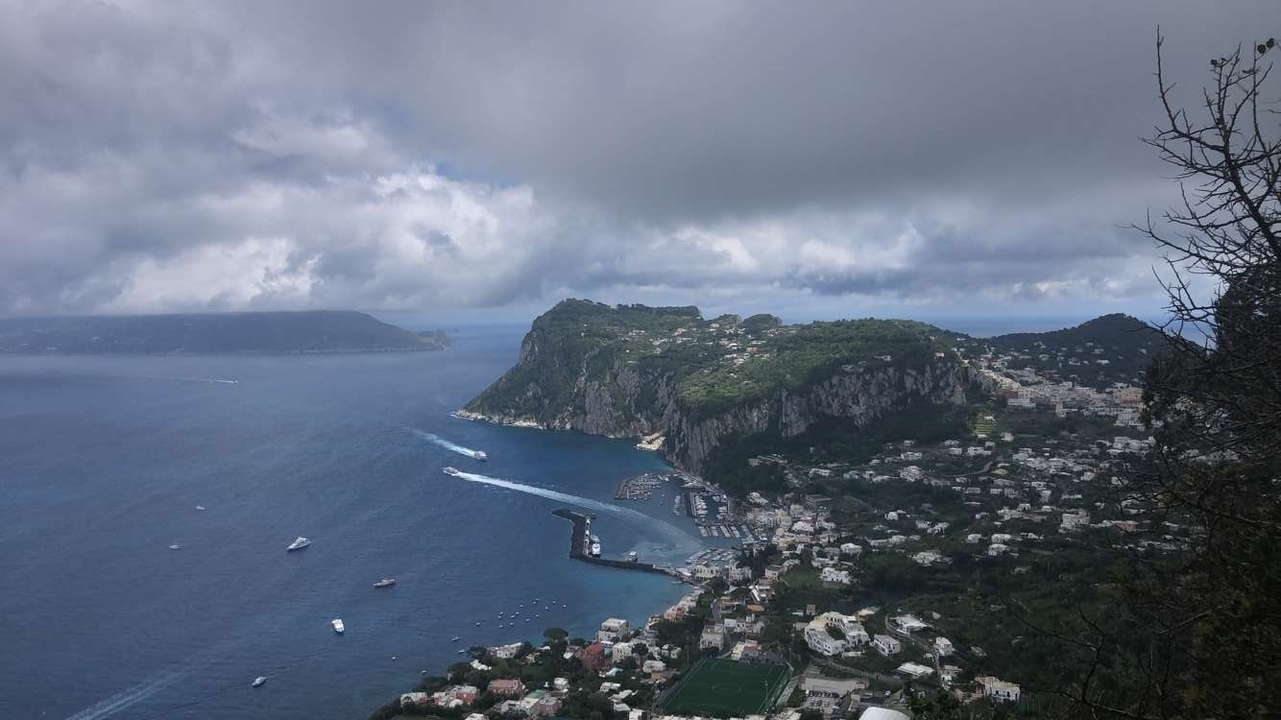 Vue aérienne d'une falaise côtière et d'une ville au bord de l'océan.
