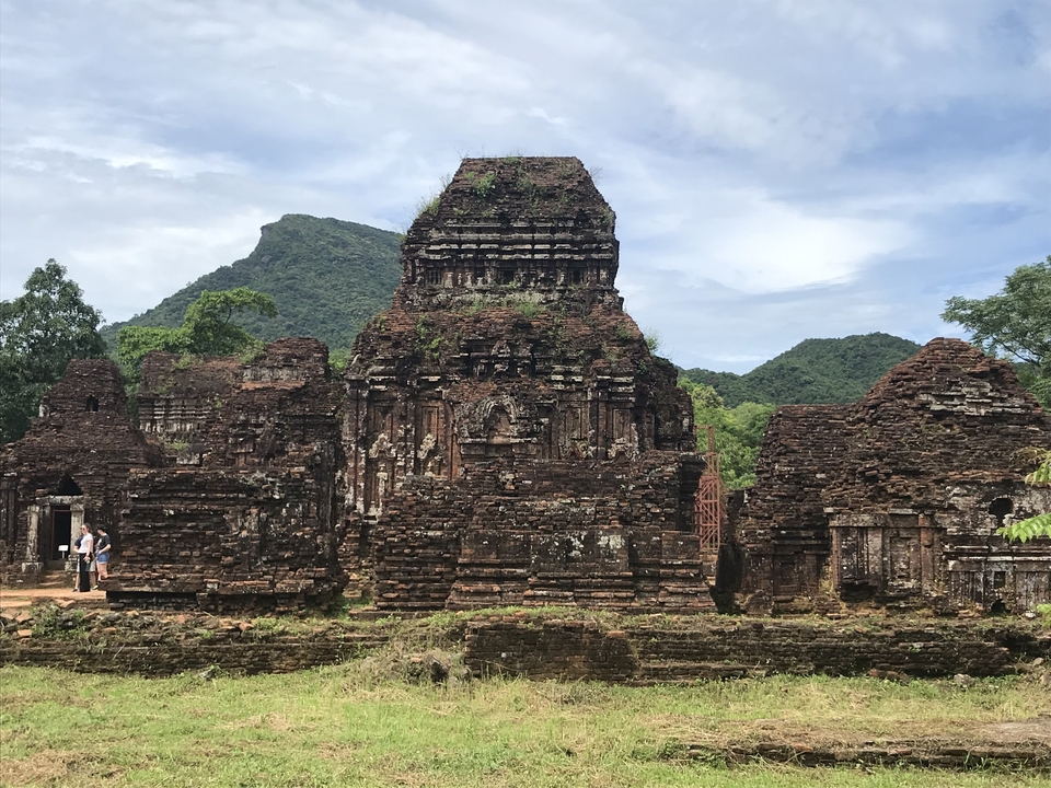 Anciennes ruines de briques avec toile de fond montagneuse.