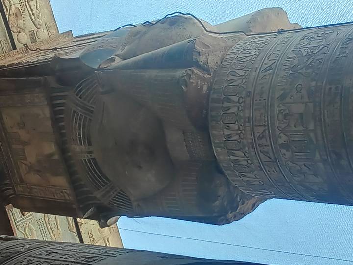 Gros plan d'une colonne avec des sculptures.