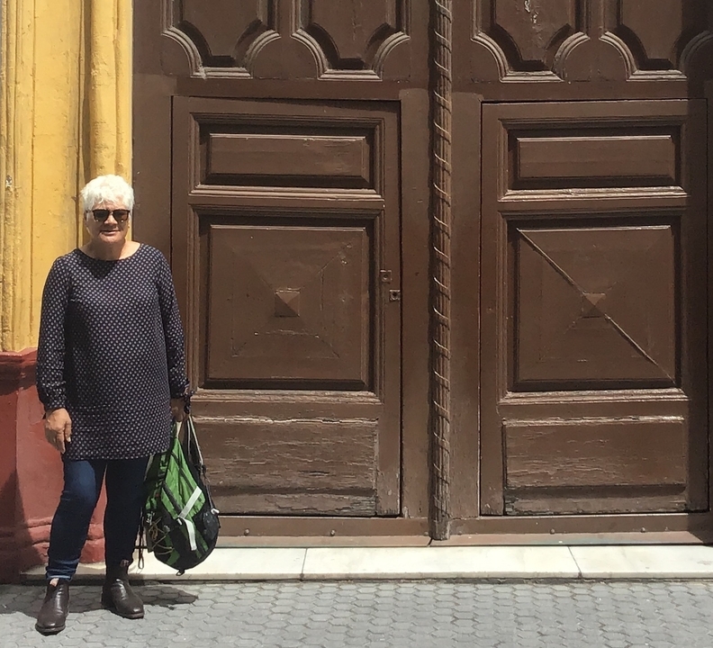 Personne debout devant une grande porte en bois.