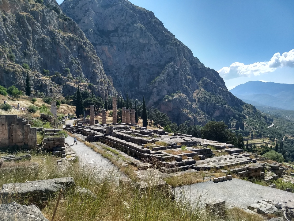 Ruines d'un site antique sur fond de montagnes.
