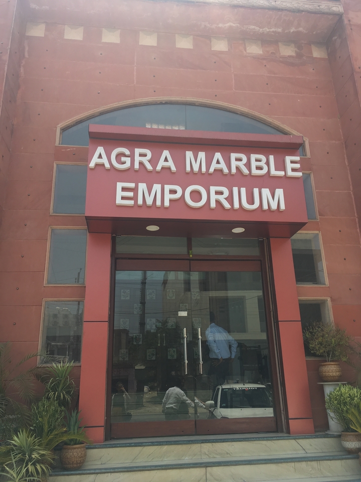 Entrée d'un magasin de marbre à Agra.