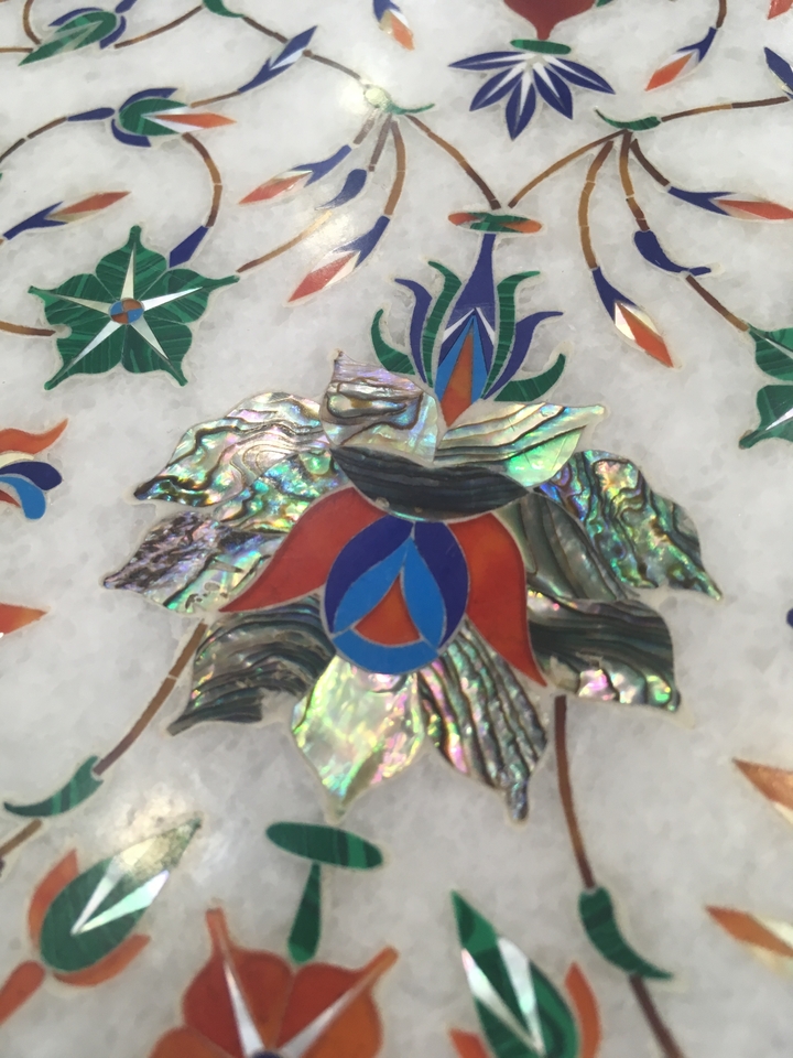 Vue en gros plan d'un travail d'incrustation complexe avec des motifs colorés.