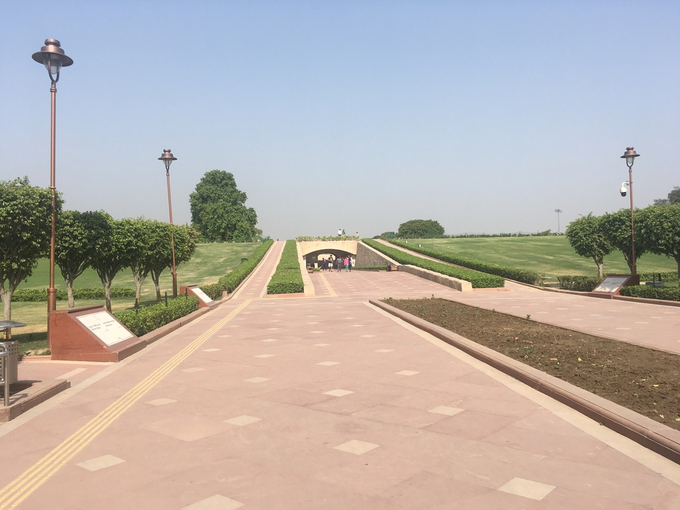 Un sentier bien entretenu qui traverse un jardin avec des arbres.