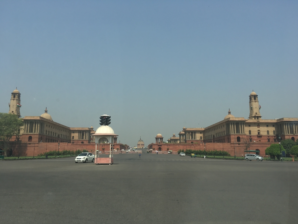 Un complexe de bâtiments gouvernementaux à l'architecture symétrique.