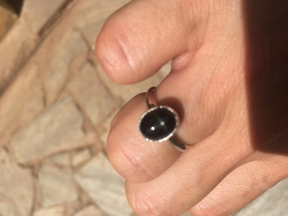 Gros plan d'une main d'une personne portant une bague.