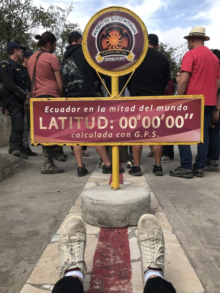 Panneau à l'équateur en Équateur avec la latitude 00°00'00.