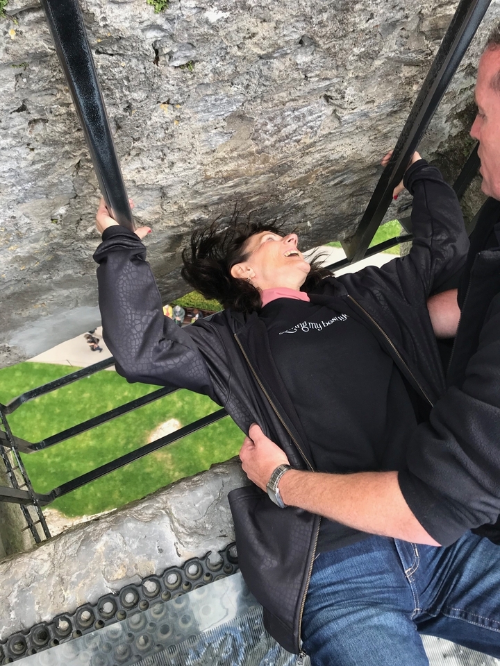 Personne se penchant vers l'arrière en embrassant la pierre de Blarney.