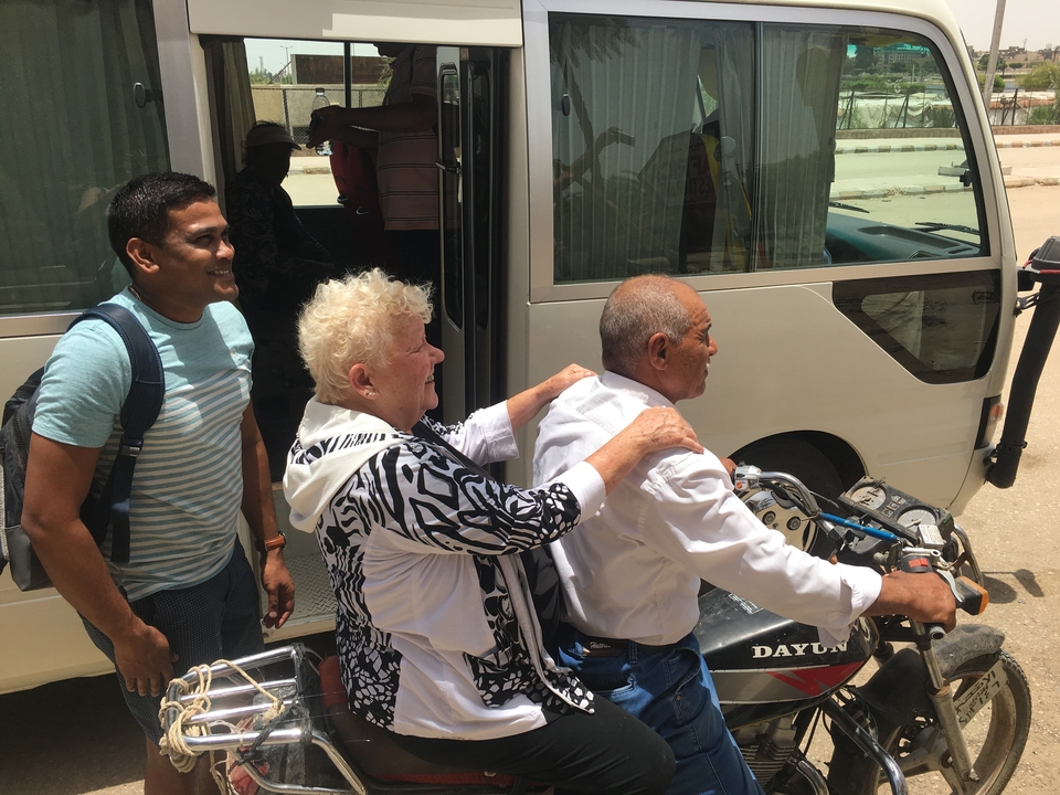 Groupe de personnes se préparant pour une balade.