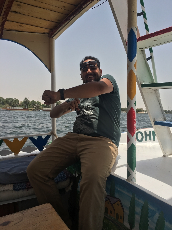 Personne assise dans un bateau sur une rivière.
