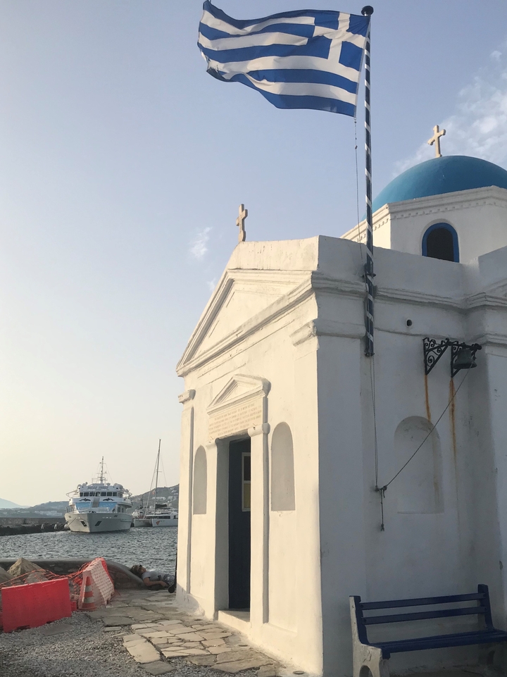 Bâtiment d'église blanc avec une croix au sommet.