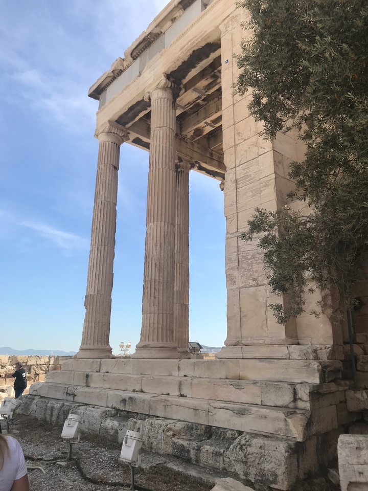 Colonnes d'une structure antique contre un ciel bleu clair.