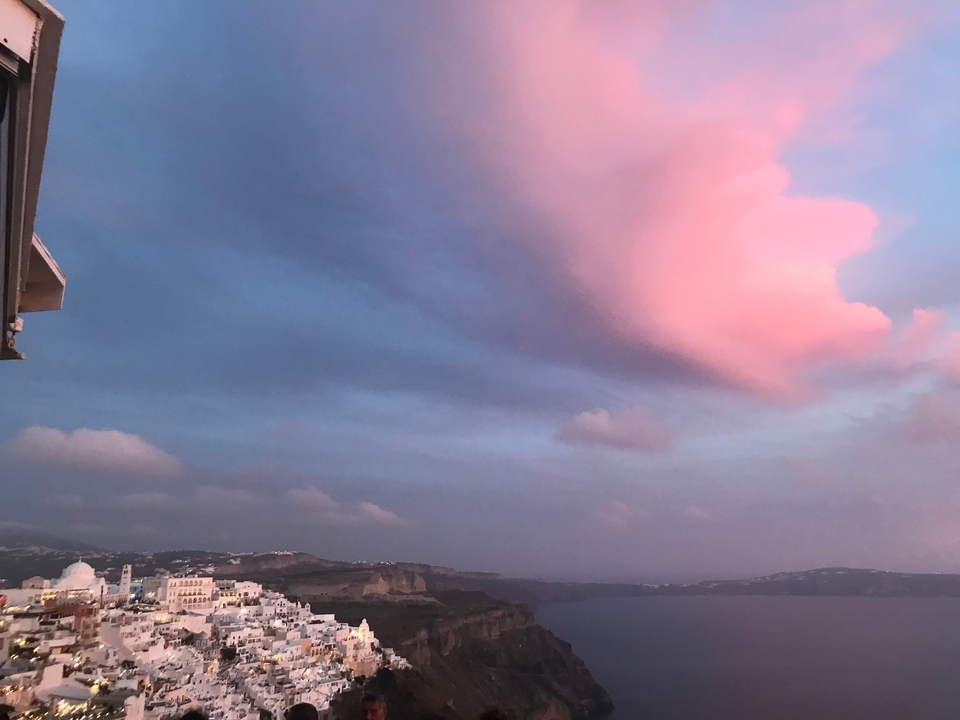 Coucher de soleil coloré sur une ville côtière.