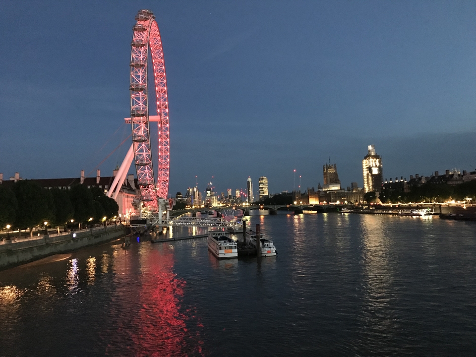 Vue de la Tamise avec le London Eye la nuit.