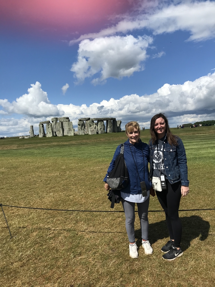 Deux femmes devant le monument de Stonehenge.