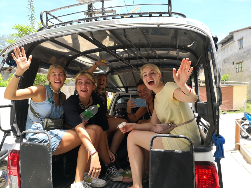 Groupe de personnes s'amusant à l'intérieur d'un véhicule.