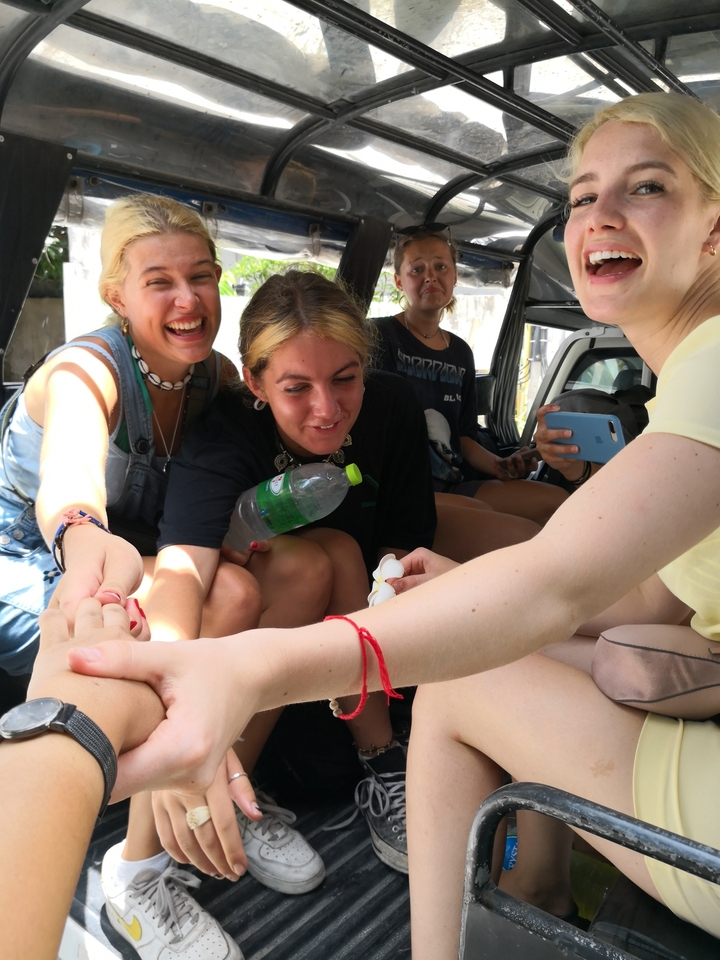 Groupe d'amis profitant de leur temps ensemble à l'intérieur d'un véhicule.