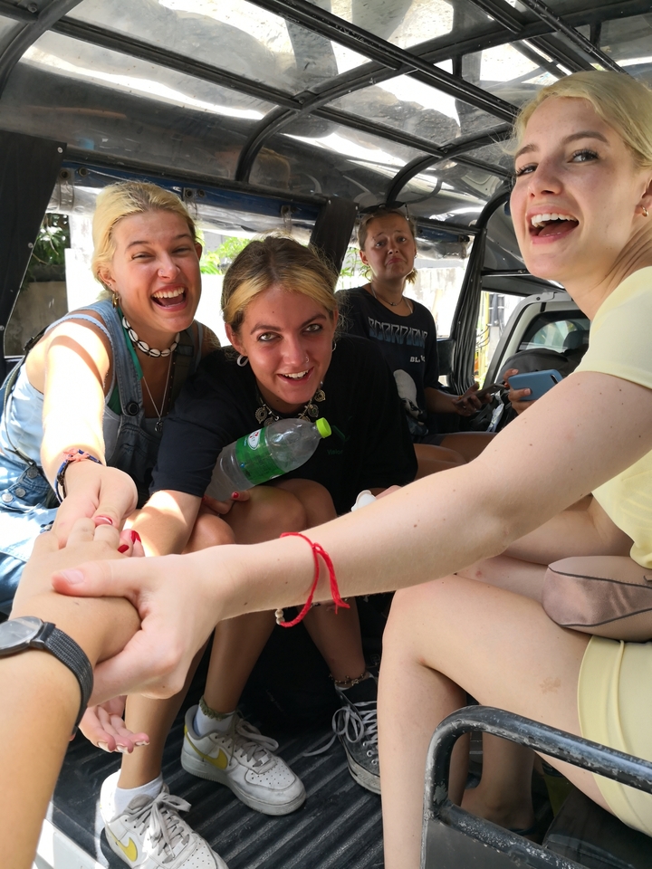 Des gens assis et souriants à l'intérieur d'un véhicule.