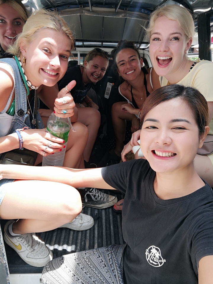 Photo spontanée d'un groupe de personnes souriantes en train de discuter.