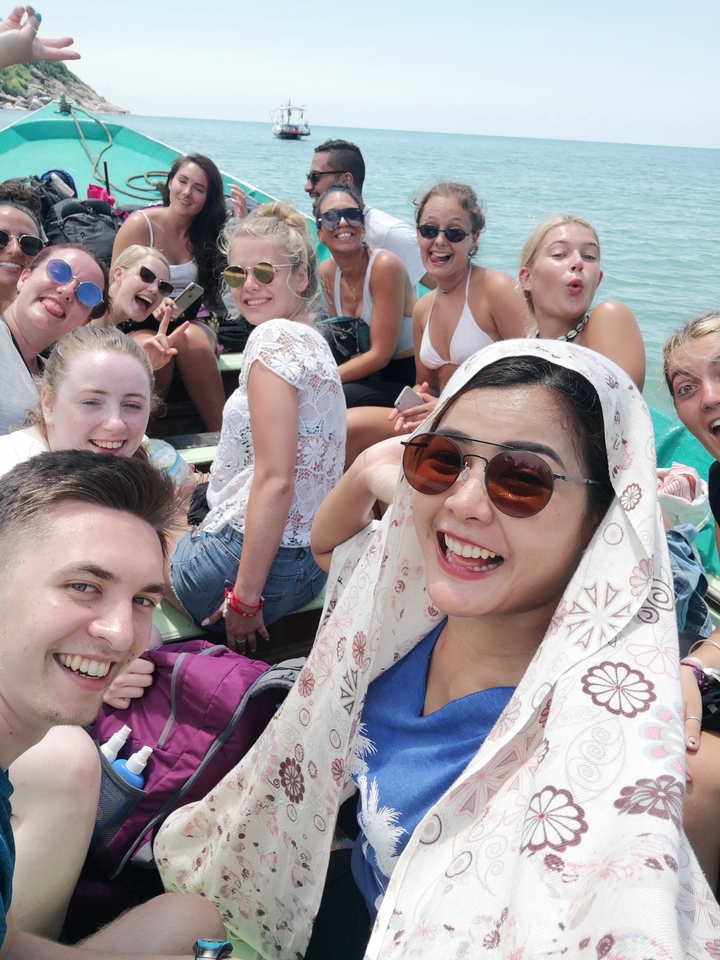 Selfie de groupe avec des personnes qui profitent d'une promenade en bateau.