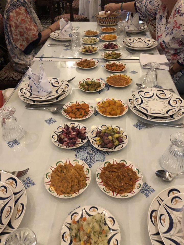 Des plats de cuisine marocaine disposés sur une table décorée.