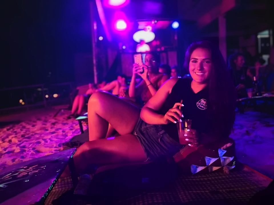 Personne se prélassant sur la plage la nuit.