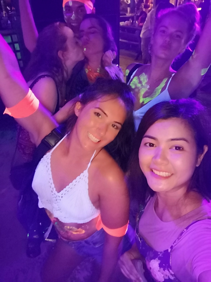 Deux personnes souriantes à une soirée fluo.