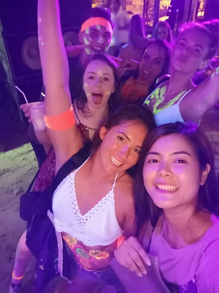 Selfie d'amis qui s'amusent lors d'une fête sur la plage.