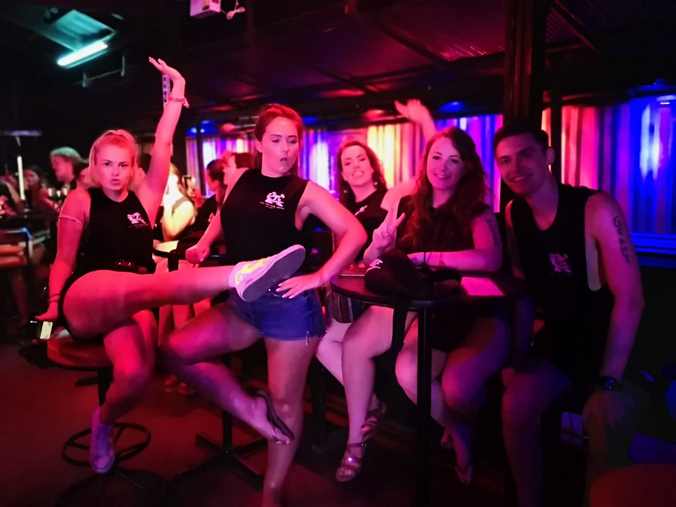 Groupe d'amis profitant d'une soirée.