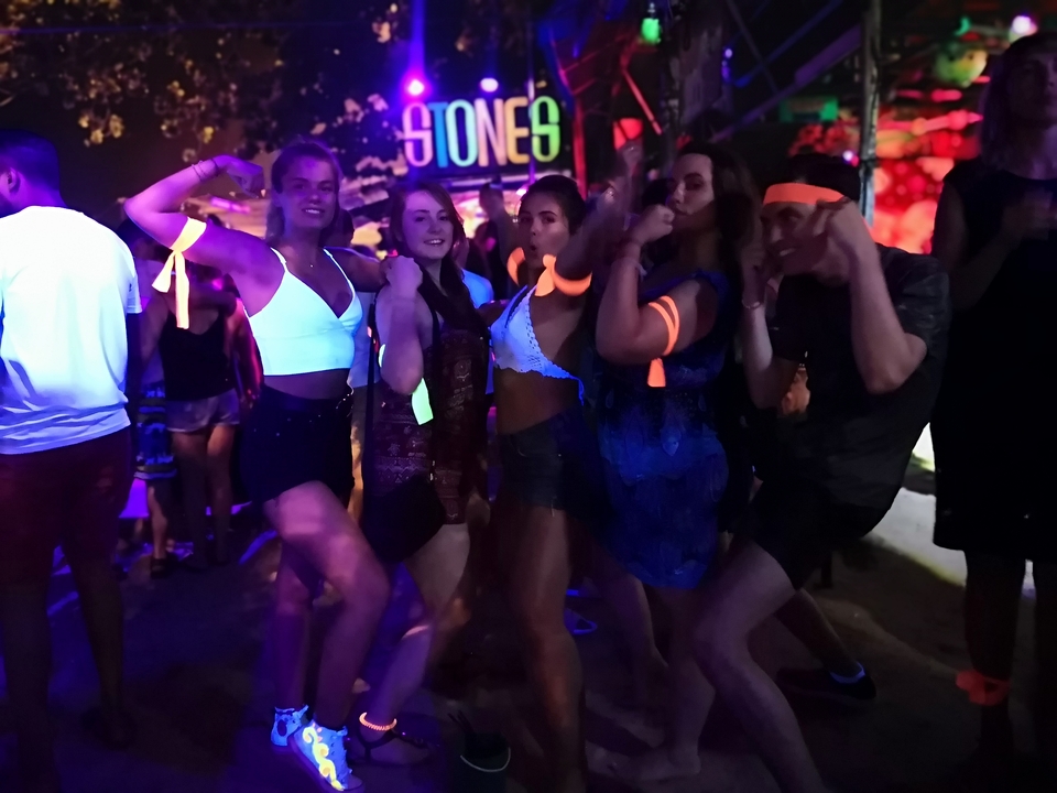 Groupe de personnes dansant lors d'un événement en plein air.