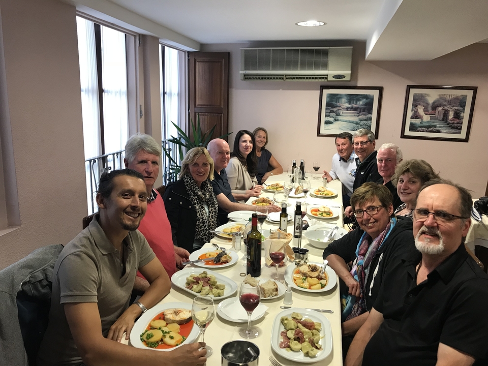 Grande table avec vin et plats variés.