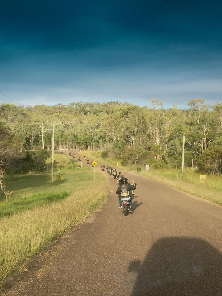 Un groupe de motards sur une route de campagne.