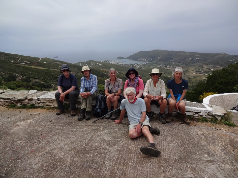 Groupe de randonneurs se reposant avec vue sur la mer.