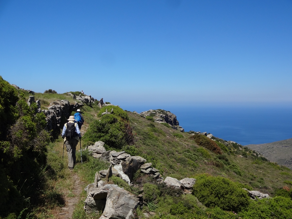 Randonneurs sur un sentier avec vue sur l'océan.