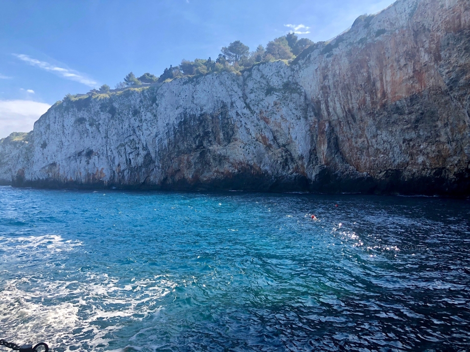 Falaises rencontrant la mer avec une eau bleu clair.