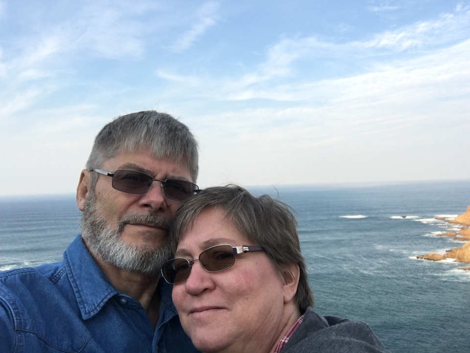 Couple prenant un selfie au bord de la mer.