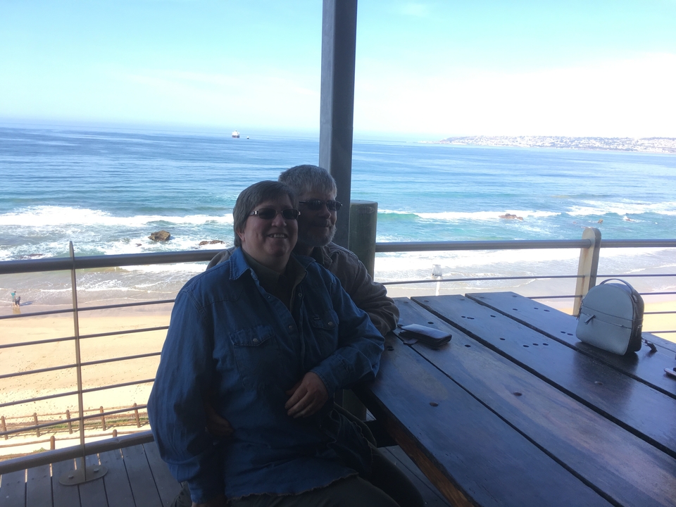 Deux personnes assises à une table avec vue sur l'océan.