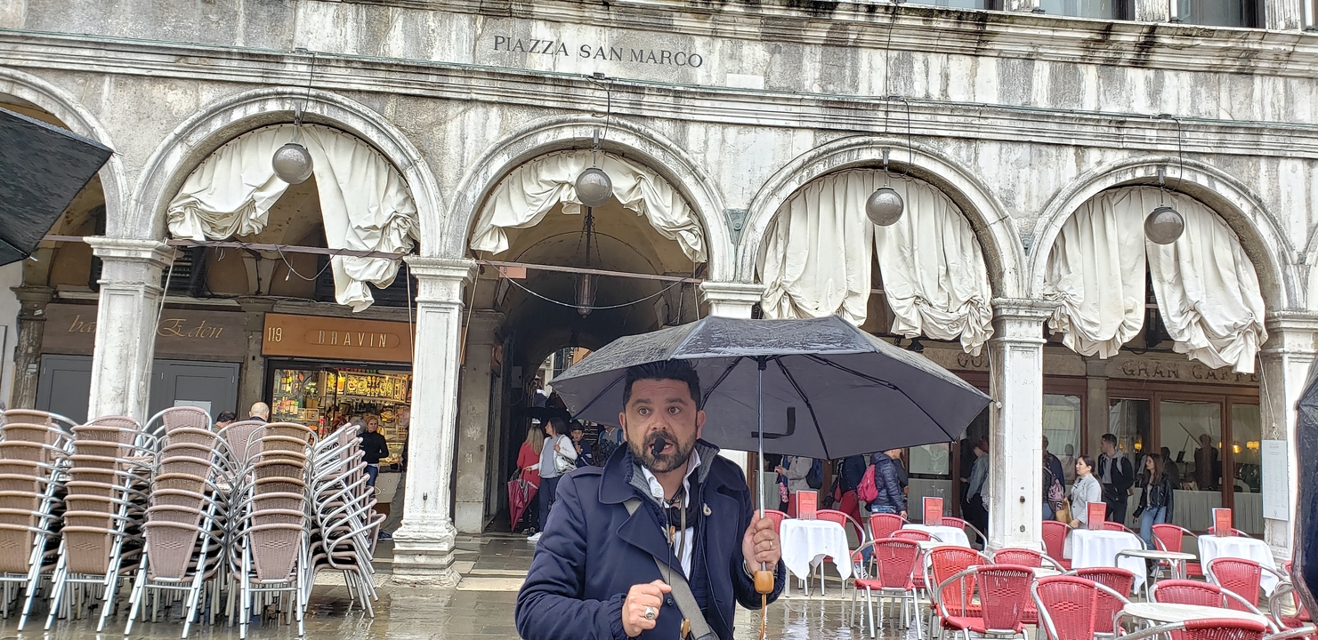 Personne avec un parapluie sur la Piazza San Marco, Venise.