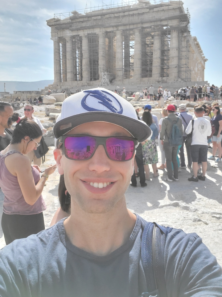 Selfie avec des touristes et des ruines antiques en arrière-plan.