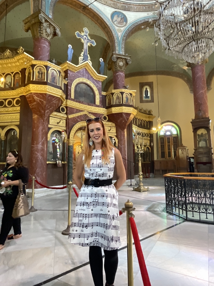 Personne debout dans l'intérieur d'une église magnifiquement décorée.