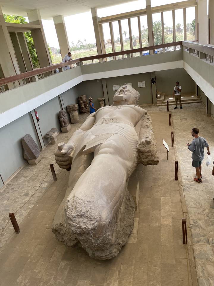 Grande statue dans un cadre de musée intérieur.